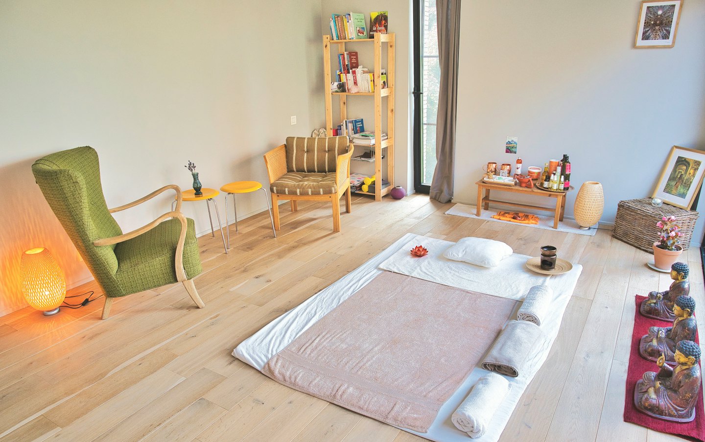 Ruheraum mit Bodenmatte und verschiedenen Entspannungsmaterialien.