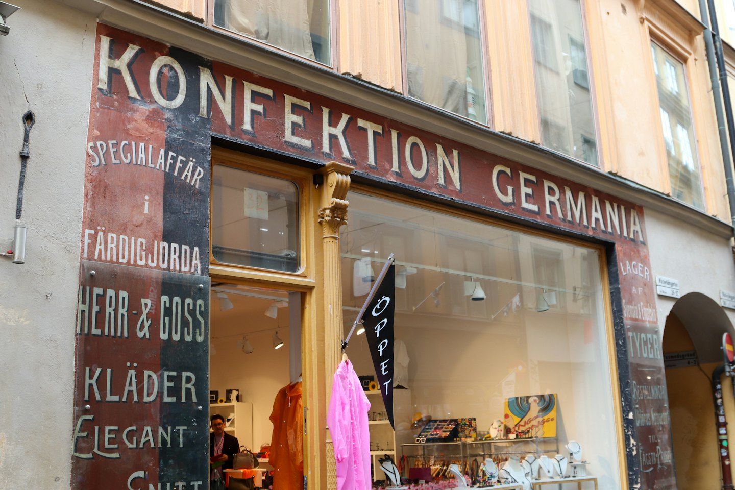 Das historische Geschäft Konfektion Germania zeigt Kleidung im Fenster.